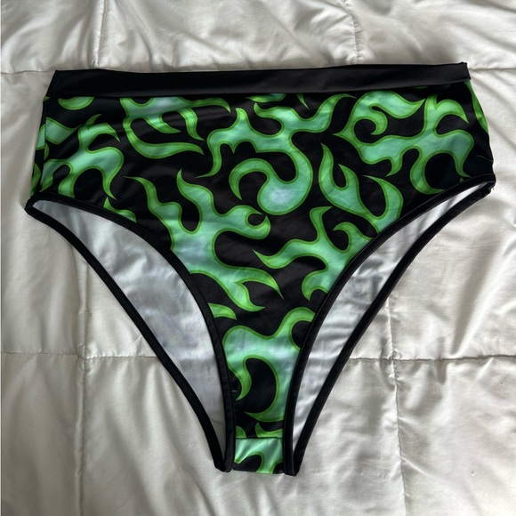 IHR Ignite My Fire black and green flames two piece set - Picture 4 of 6